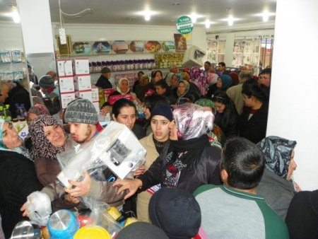 Kırıkkale'de bir mağazanın promosyonu izdihama neden oldu