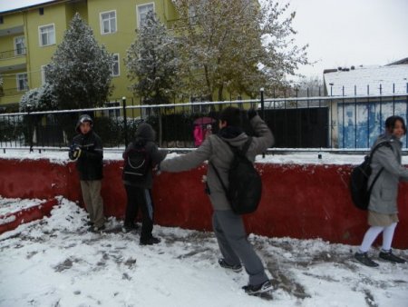 Kırıkkale’de ilk kar yağdı, aç kalmasın diye kuşlar beslendi