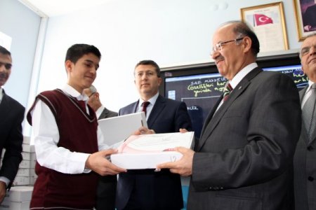 Kırıkkale'de öğrencilere tablet bilgisayar dağıtıldı