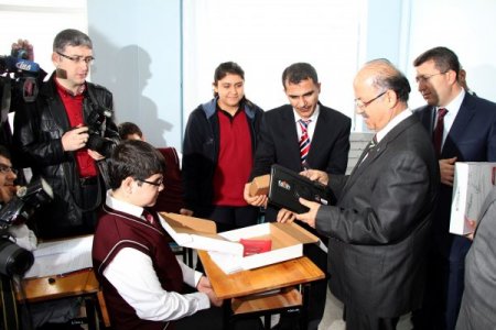 Kırıkkale'de öğrencilere tablet bilgisayar dağıtıldı