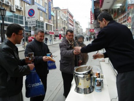 Kırıkkaleli esnaf her gün ücretsiz sıcak çorba dağıtıyor
