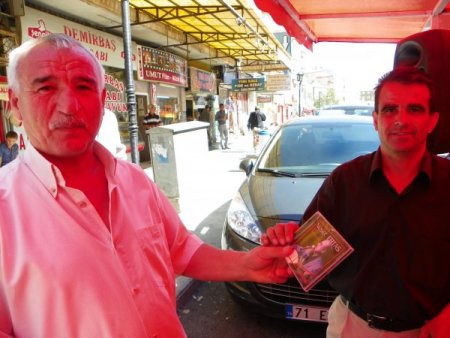 Kırıkkaleliler Neşet Ertaş’ın kasetlerine yoğun ilgi gösterdi