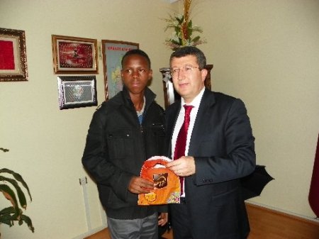 Kırıkkale'nin şampiyon öğrencileri Milli Eğitim Müdürü'nü ziyaret etti