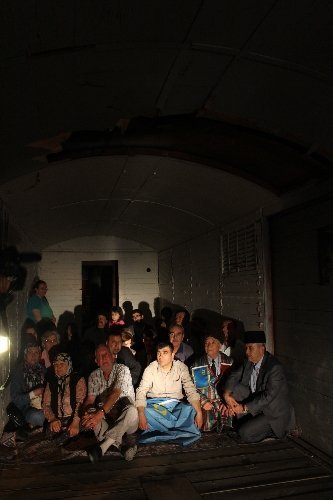 Kırım Türkleri, atalarının acılarını hatırlamak için tren vagonlarında sabahladı