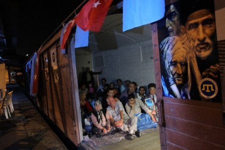 Kırım Türkleri, atalarının acılarını hatırlamak için tren vagonlarında sabahladı