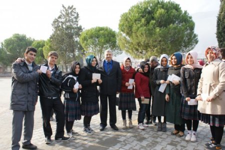 Kırkağaç Anadolu İmam Hatip'liler, Suriyeli kardeşlerine Arapça mektup yazdı