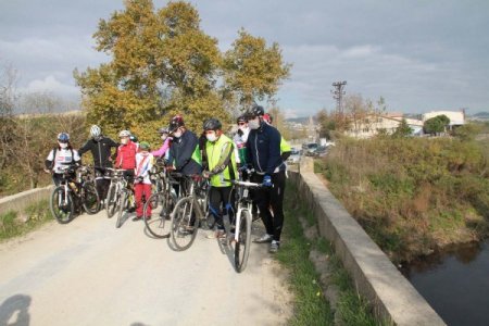 Kirletilen Nilüfer Çayı'nın kurtarılması için pedal çevirdiler