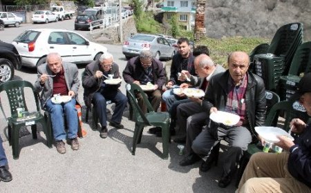 Kirmanlı Mahallesi'nde Kutlu Doğum aşı dağıtıldı