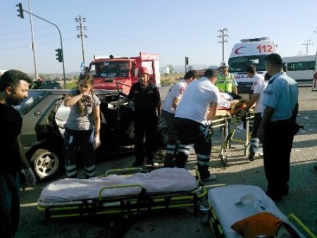 Kırmızı ışık ihlali kazaya neden oldu: Biri ağır 15 yaralı