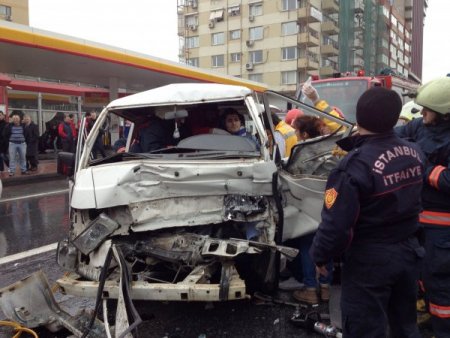 Kırmızı ışıkta bekleyen minibüse çarptı: 3 yaralı
