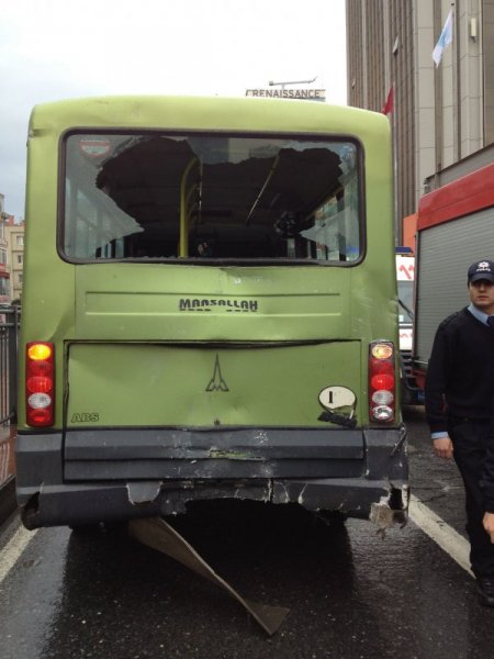 Kırmızı ışıkta bekleyen minibüse çarptı: 3 yaralı