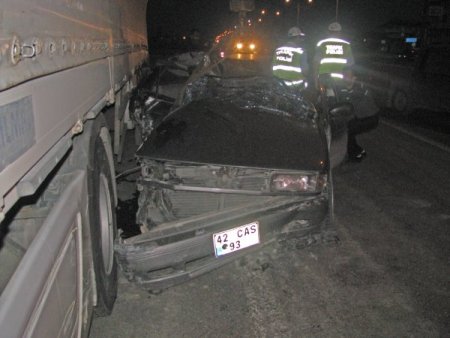 Kırmızı Işıkta Durmayan Otomobil Tır'ın Altına Girdi: 1 Ölü