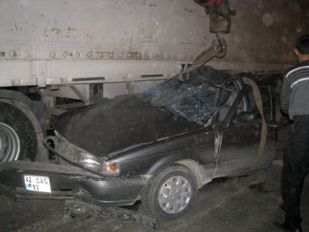 Kırmızı Işıkta Durmayan Otomobil Tır'ın Altına Girdi: 1 Ölü