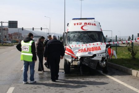 Kırmızı ışıkta geçen ambulans, cenaze aracına çarptı