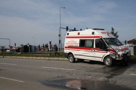 Kırmızı ışıkta geçen ambulans, cenaze aracına çarptı