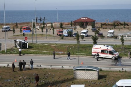 Kırmızı ışıkta geçen ambulans, cenaze aracına çarptı