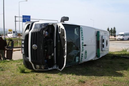 Kırmızı ışıkta geçen ambulans, cenaze aracına çarptı