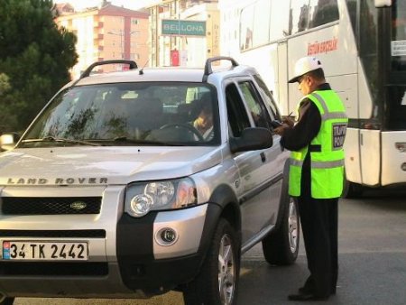 Kırmızı Işıkta Geçen Bisiklet Sürücüsüne 189 Lira Ceza Kesildi