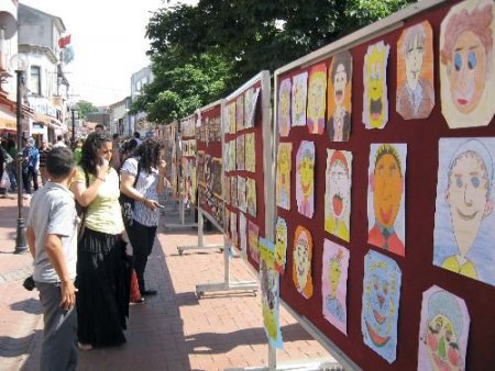 Kırmızı Toprağın Çocukları Şehir Merkezinde Sergi Açtı