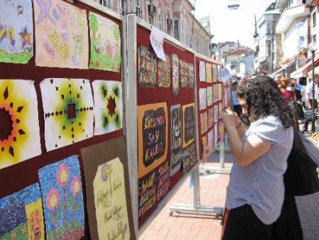 Kırmızı Toprağın Çocukları Şehir Merkezinde Sergi Açtı