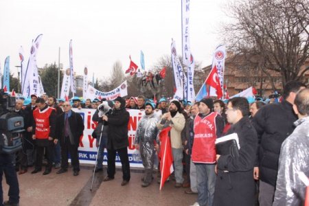 Kirpileri üreten fabrikanın işçileri Ankara'da eylem yaptı