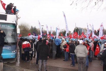 Kirpileri üreten fabrikanın işçileri Ankara'da eylem yaptı