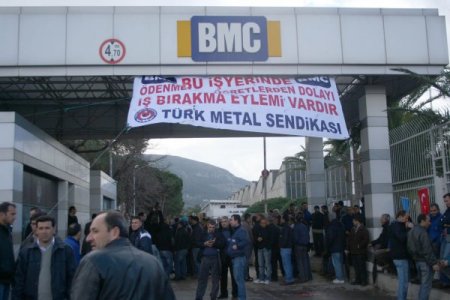 Kirpi'yi üreten BMC işçileri, maaş alamadıkları için tabutlu eylem yaptı