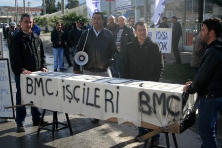 Kirpi'yi üreten BMC işçileri, maaş alamadıkları için tabutlu eylem yaptı