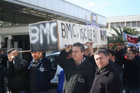 Kirpi'yi üreten BMC işçileri, maaş alamadıkları için tabutlu eylem yaptı