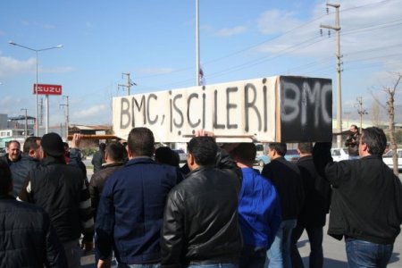 Kirpi'yi üreten BMC işçileri, maaş alamadıkları için tabutlu eylem yaptı