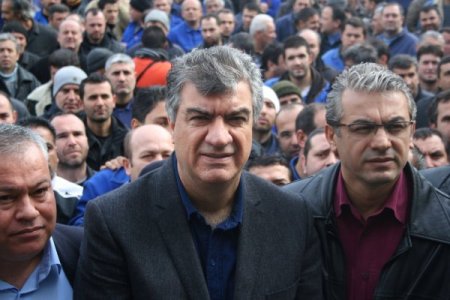 Kirpi'yi üreten BMC işçileri, maaş alamadıkları için tabutlu eylem yaptı