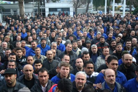 Kirpi'yi üreten BMC işçileri, maaş alamadıkları için tabutlu eylem yaptı