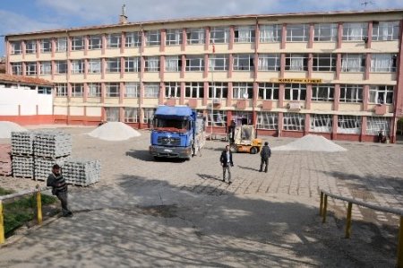 Kırşehir Belediyesi, okul bahçelerini güzelleştiriyor