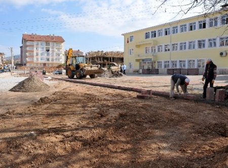 Kırşehir Belediyesi, okul bahçelerini güzelleştiriyor