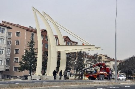 Kırşehir Belediyesi yaya üst geçidi çalışmalarına başladı