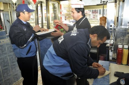 Kırşehir Belediyesi zabıta ekipleri denetimleri sürdürüyor