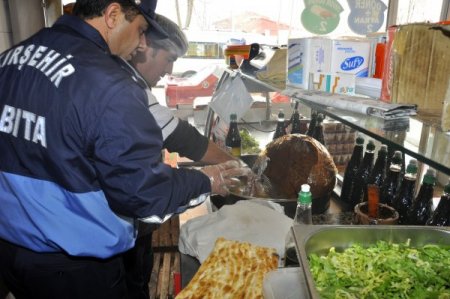 Kırşehir Belediyesi zabıta ekipleri denetimleri sürdürüyor
