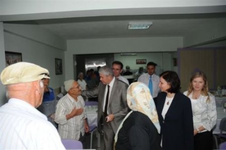 Kırşehir Valisi Erden, Eşi Ve Çocukları Huzurevi'nde İftar Yaptı
