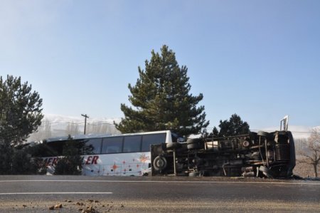 Kırşehir’de buzlanma nedeniyle zincirleme trafik kazası: 12 yaralı