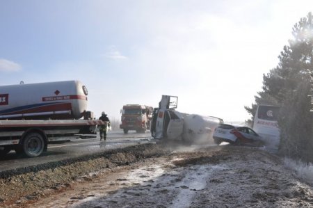 Kırşehir’de buzlanma nedeniyle zincirleme trafik kazası: 12 yaralı