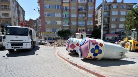 Kırşehir'de çöp konteynerleri renklendi