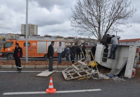 Kırşehir'de kamyonetin devrilmesi sonucu 5 kişi yaralandı