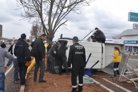 Kırşehir'de kamyonetin devrilmesi sonucu 5 kişi yaralandı