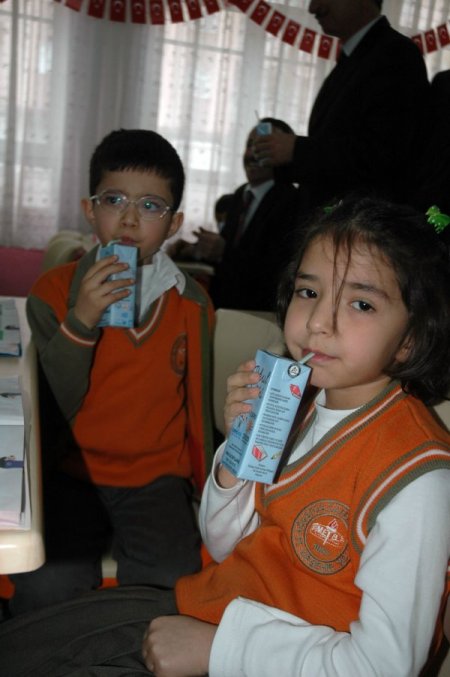 Kırşehir'de okullara süt dağıtımı başladı