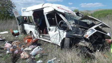 Kırşehir’de trafik kazası: 1 ölü, 22 yaralı