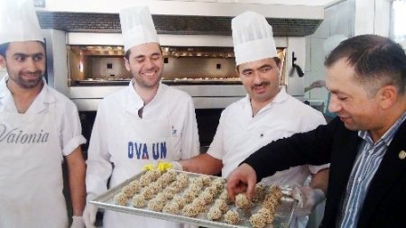 Kırşehirli esnaf, Neşat Ertaş'ın ölümü üzerine Kırşehir'e özgü tatlı üretti