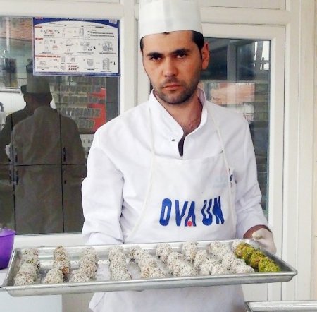 Kırşehirli esnaf, Neşat Ertaş'ın ölümü üzerine Kırşehir'e özgü tatlı üretti