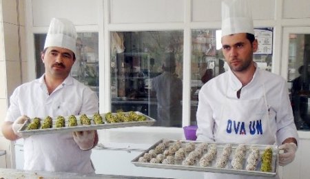 Kırşehirli esnaf, Neşat Ertaş'ın ölümü üzerine Kırşehir'e özgü tatlı üretti