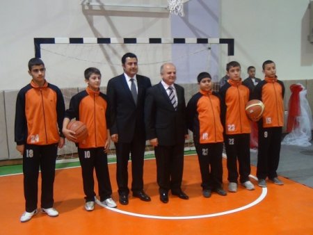 Kırşehirli hayırsever ilköğretim okuluna kapalı spor salonu yaptırdı