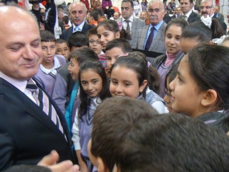 Kırşehirli hayırsever ilköğretim okuluna kapalı spor salonu yaptırdı